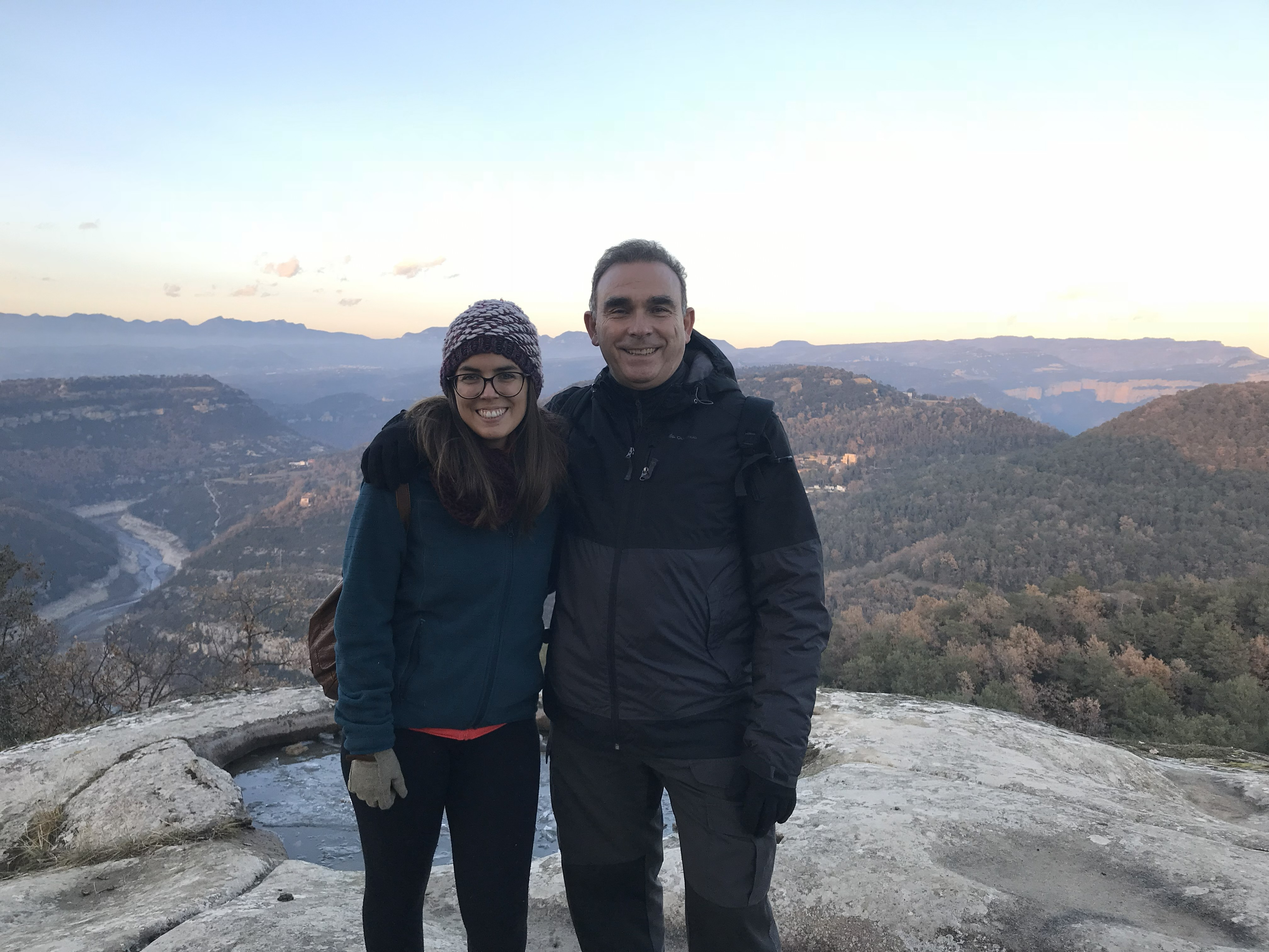 Irene junto a su padre en uno de sus viajes